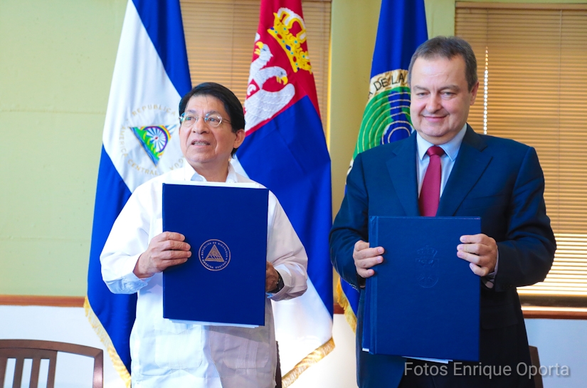 denis-moncada-serbia-firma-libre-visado